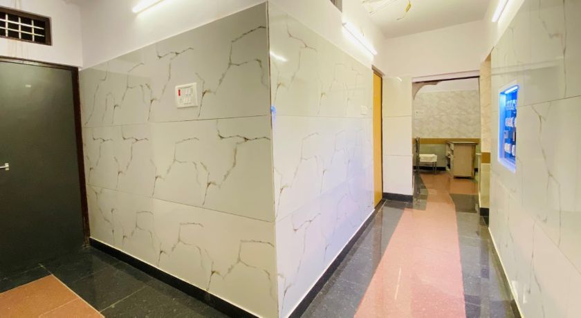 Hotel Metro in Hapur