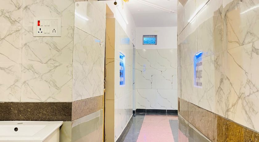 Hotel Metro in Hapur