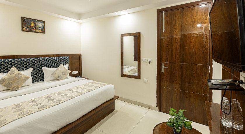 Hotel Emblem Suites in Delhi