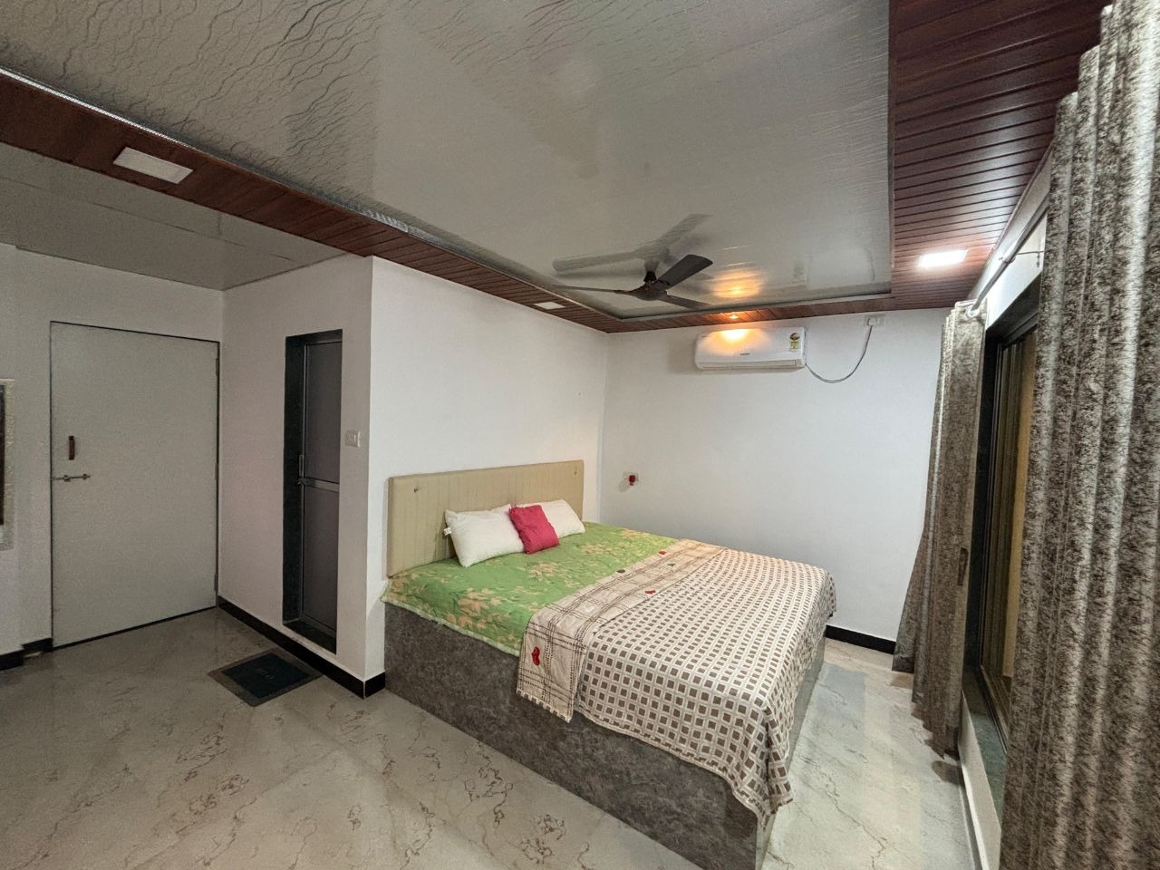 Sea Royal Room and Cafe in Vasai