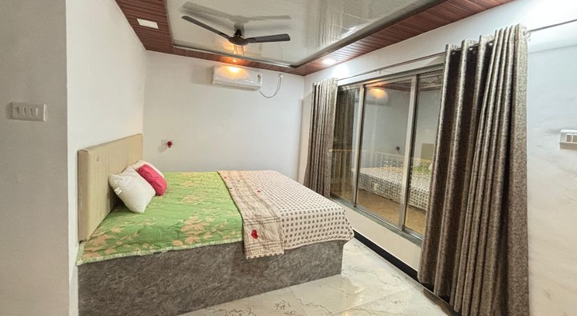 Sea Royal Room and Cafe in Vasai