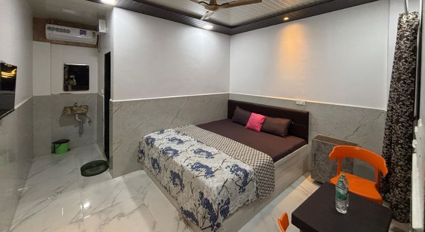 Sea Royal Room and Cafe in Vasai