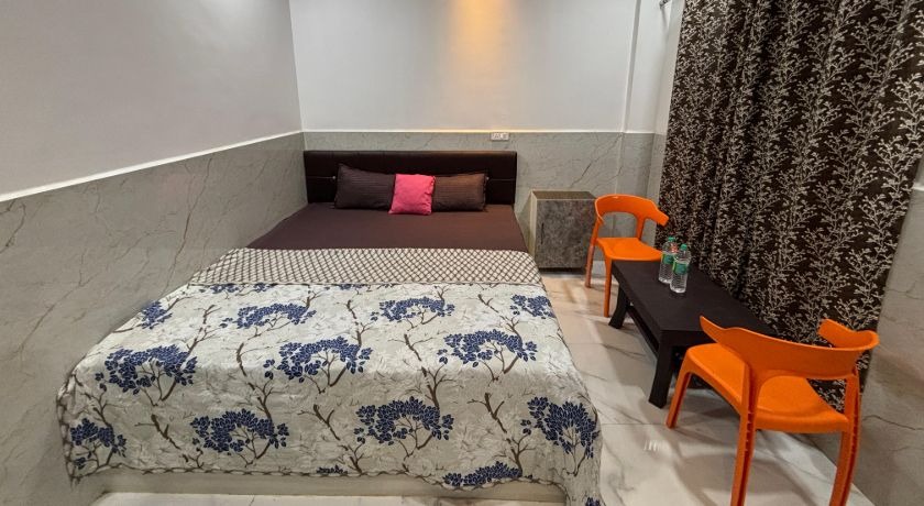 Sea Royal Room and Cafe in Vasai