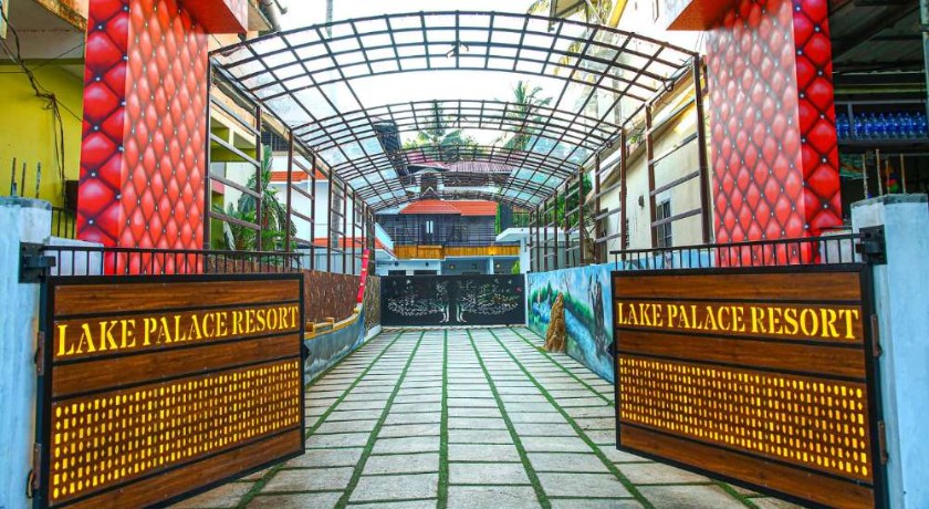 Hotel Lake Palace in Kottayam